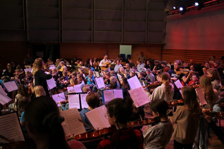 Näppärikurssin konsertilla ennätysyleisö